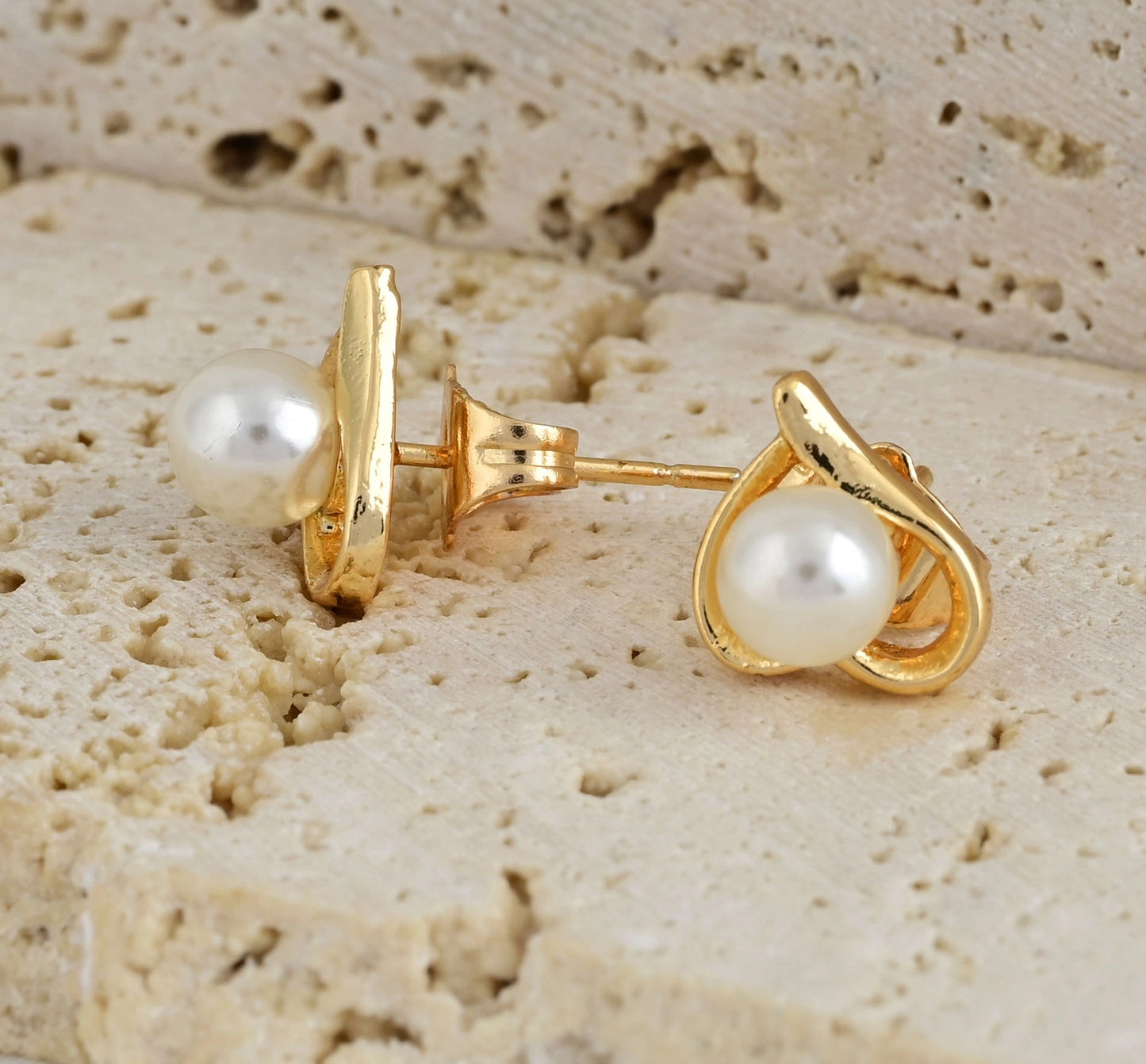 2024 Fashion 18K Gold Plated Zircon & Shell Pearl Stud Earrings